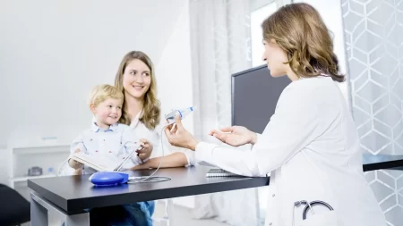 PARI_eFlow_rapid_eBase_model_boy_with_mother_at_doctors_office Artículos de Blog Medical M&B MyB SAS